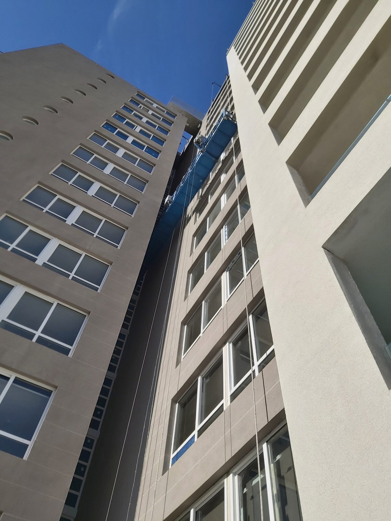 Equipo realizando limpieza final de obra en piso y ventanales