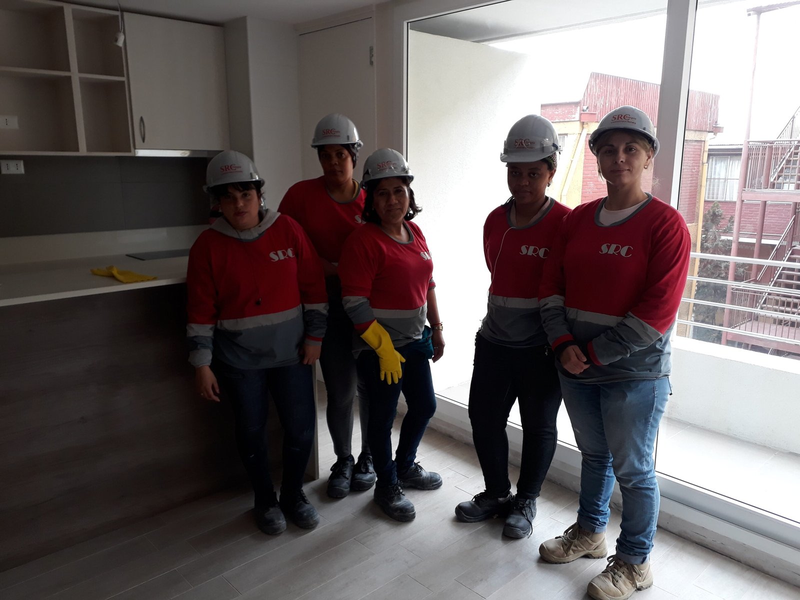 Equipo de limpieza en entregas finales